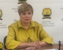 Наталія Чукова уважно слухає учасників зустрічі