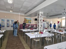 Заступник голови Донецької облдержадміністрації Олександр Шевченко оглядає їдальню