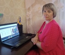 Представник військової адміністрації сидить за столом та слухає доповідача на семінарі