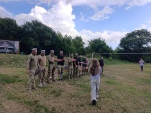 Учасники вишколу працює на смузі перешкод
