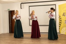 Народний аматорський вокальний ансамбль «Перлина» Черкаського базового історико-культурного інформаційного. Дівчата співають на сцені у національному вбранні.