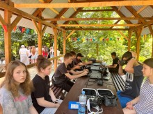 Учасники інтенсиву випробовують симулятор польотів FPV-дронів та навчаються керувати безпілотниками.
