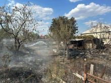 Пожежники гасять вогонь у зруйнованому ворожим ударом приватному дворі