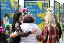 Група жінок у жалобі на Алеї слави в Черкаській громаді