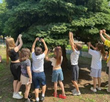 Діти з Донеччини розвішують янголят на Дерево пам’яті, яке стало символічним нагадуванням про дитячі життя.