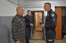 Вадим Філашкін нагороджує патрульного