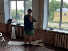 Клієнти Обласного центру соціально-психологічної реабілітації готують клас до ремонту