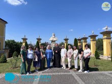 Спільне фото учасників заходу. Представники громади на території  Василіянського монастиря.