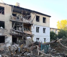 Зруйнована багатоповерхівка після ворожого обстрілу