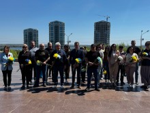 Представники Маріупольського району, управління з питань ветеранської політики облдержадміністрації та представник Уповноваженого Верховної Ради України з прав людини в Донецькій та Луганській областях на покладанні квітів до Дня пам'яті та перемоги над нацизмом у Другій світовій війні
