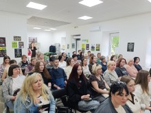 Учасники заходу детально слухають про українське націоналістичне підпілля