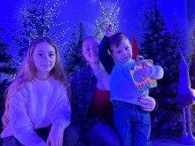 Діти грають в ігровій програмі з костюмованими аніматорами та отримують подарунки