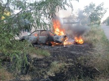 Автомобіль палає на узбіччі після ворожого обстрілу.