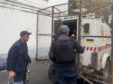 Рятувальник допомагає завантажити речі