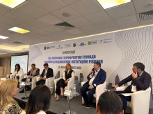 Група спікерів виступають на конференції