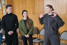 Актори у різноманітних позиціях практикують нові театральні навички