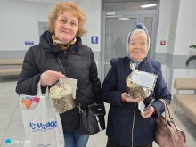 Переселенки з Бахмута тримають пасочки, передані від громад-партнерів