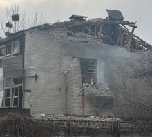 Зруйнований будинок після ворожого обстрілу