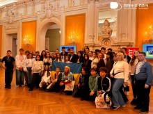 Спільне фото з українським прапором