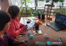 Учасниці зустрічі роблять символічні вироби.