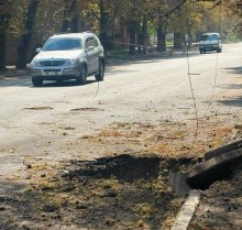 Вирва від ворожої бомби на дорозі у Слов'янську