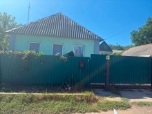 Пошкоджений будинок після ворожого обстрілу