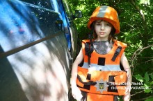 Дівчина в бронежилеті та касці