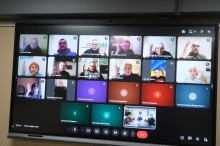 Члени комісії онлайн голосують.