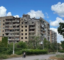 Зруйнована багатоповерхівка через ворожий обстріл