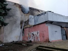 Пожежа в зруйнованому будинку після ворожого обстрілу