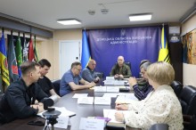 Учасники засідання Ради оборони Донецької області сидять за столом