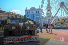 Бронемашина Humvee, привезена з Часового Яру. Попереду знак населеного пункту Віролюбівка.
