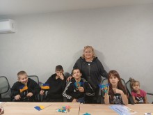 Група дітей, разом із викладачами, зі своїми патріотичними листівками з нагоди свята Захисників і Захисниць України