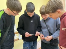 Діти розглядають аркуші паперу