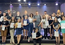 Євген Моїсеєв – засновник громадської організації «Гоу френдс» разом зі своїми учнями, які тримають сертифікати про закінчення освітньої програми соціального проєкту «GoFriendsITAcademy»