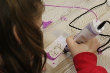 діти створюють 3D малюнки новорічних прикрас