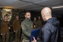 Вадим Філашкін нагороджує бійців 18-ої Слов'янської бригади НГУ