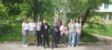 Група дітей і педагогів на вулиці після майстер-класу зі створення свічок. У кожного в руках - власноруч зроблений виріб