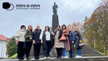 Спільне фото. Представники громад біля пам’ятника Тарасу Шевченка.