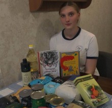 Дівчина тримає подаровані книги