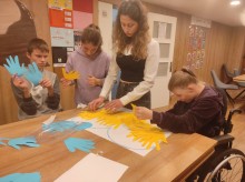 Вихованці вирізають кольорові елементи для створення великих колективнтх панно, присвячених темам миру (4)