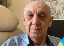 Учасник диспуту за ноутбуком