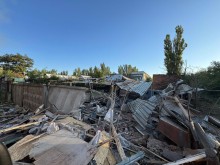 Руїни паркану, покрівлі та житлової будівлі
