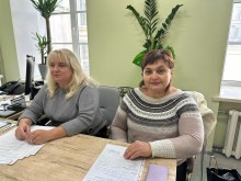 Представниці громади, сидять за столом на якому лежить робоча документація.