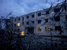 Багатоповерхова житлова будівля, всередині якої вирує пожежа після обстрілу.