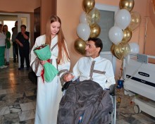 Денис і Мілена під час весільної церемонії у лікарні