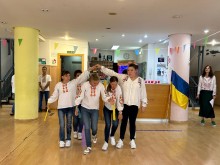 Вихованці Дружківського дитячого будинку-інтернату у вишиванках виконують традиційні українські танці