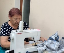 Жінка на машинці шиє одяг для захисників