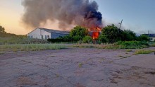 Пожежа в приватній будівля після ворожого обстрілу.