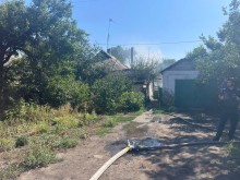 Пожежний шланг біля подвір'я, яке постраждало від ворожого обстрілу.